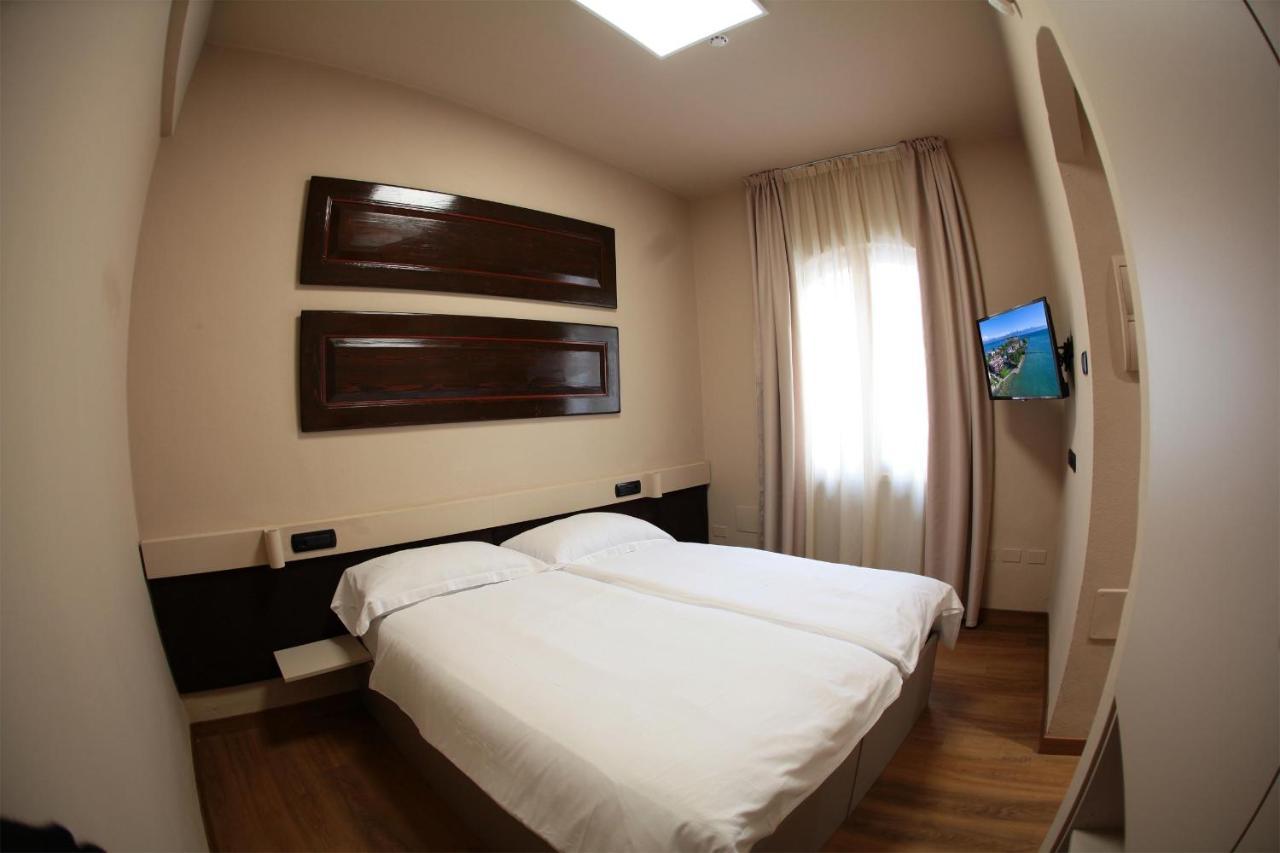 Smeraldo Dip Villa Canneto Sirmione Buitenkant foto